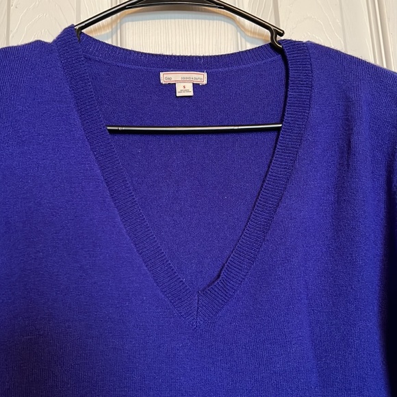 Gap V-neck Blue Sweater - Picture 2 of 7